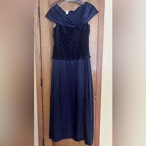 Elegant Navy Blue Evening Gown